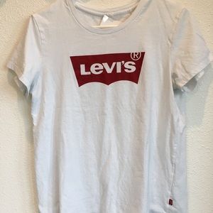 White Levi’s logo tee